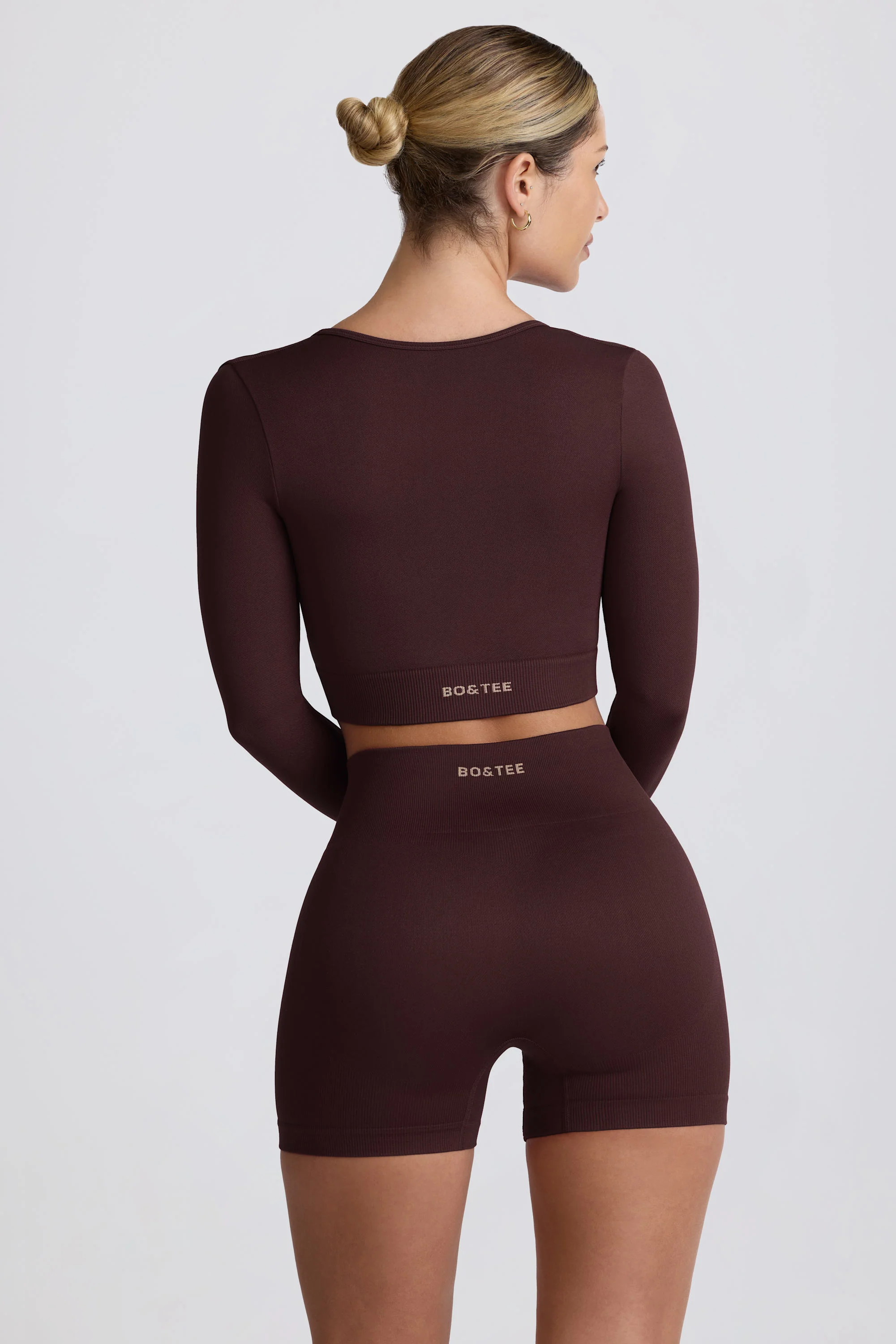 Super Sculpt Seamless Long-Sleeve Crop Top in Chocolate - Image 3