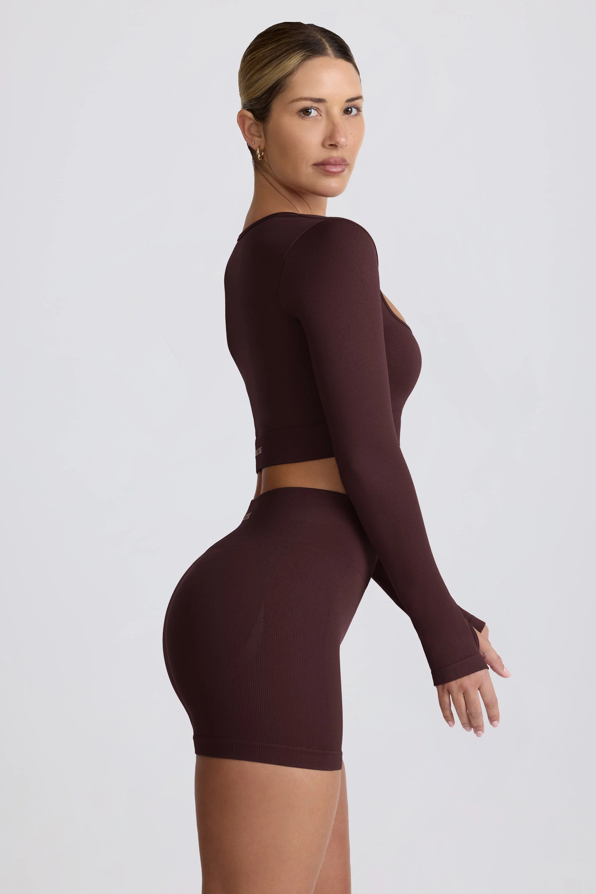 Super Sculpt Seamless Long-Sleeve Crop Top in Chocolate - Image 4